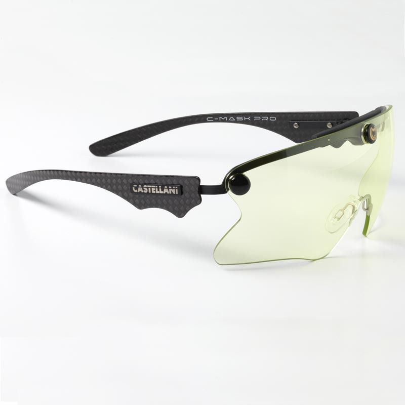 Gli occhiali da tiro Castellani C-Mask Pro con Le astine in fibra di carbonio.