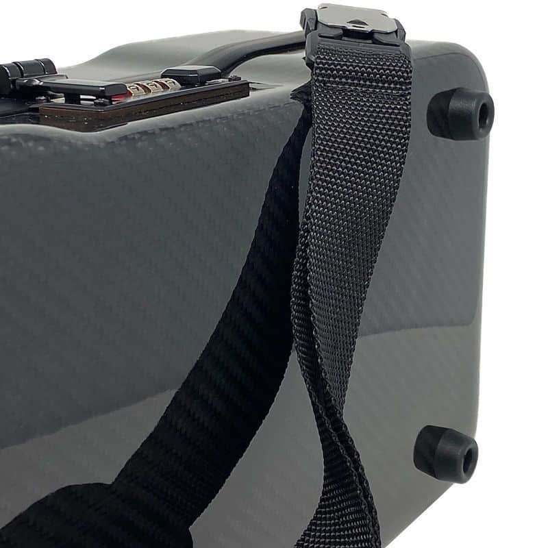 La valigetta portafucile Castellani in fibra di carbonio con 4 piedini da borsa.